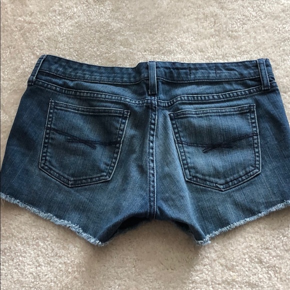 🔴SOLD🔴 GAP 1969 cutoff jean shorts 6 - Picture 2 of 3